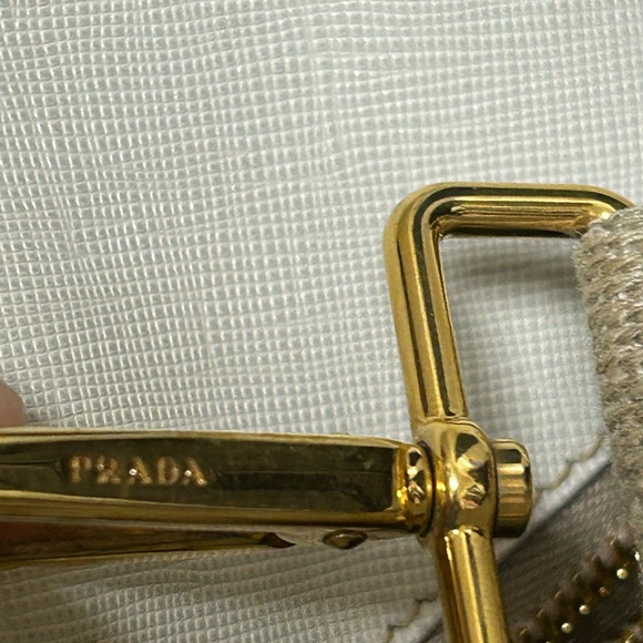 Selling this much loved authentic Prada hand bag with or without shoulder strap - Picture 7 of 9
